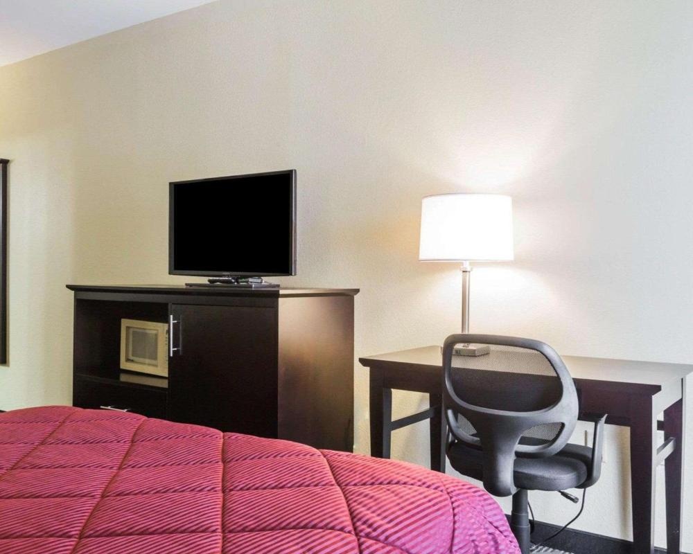 Quality Inn & Suites near Coliseum and Hwy 231 North Image 13